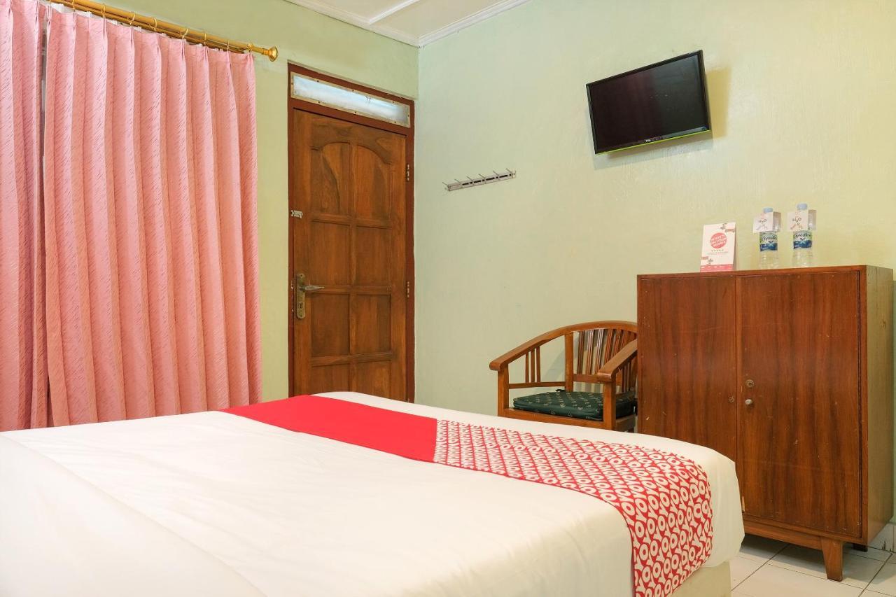 OYO 585 Hotel Perwita Sari Yogyakarta Buitenkant foto