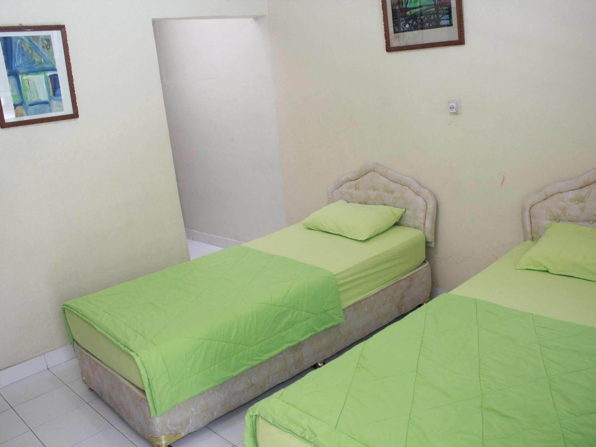 OYO 585 Hotel Perwita Sari Yogyakarta Buitenkant foto
