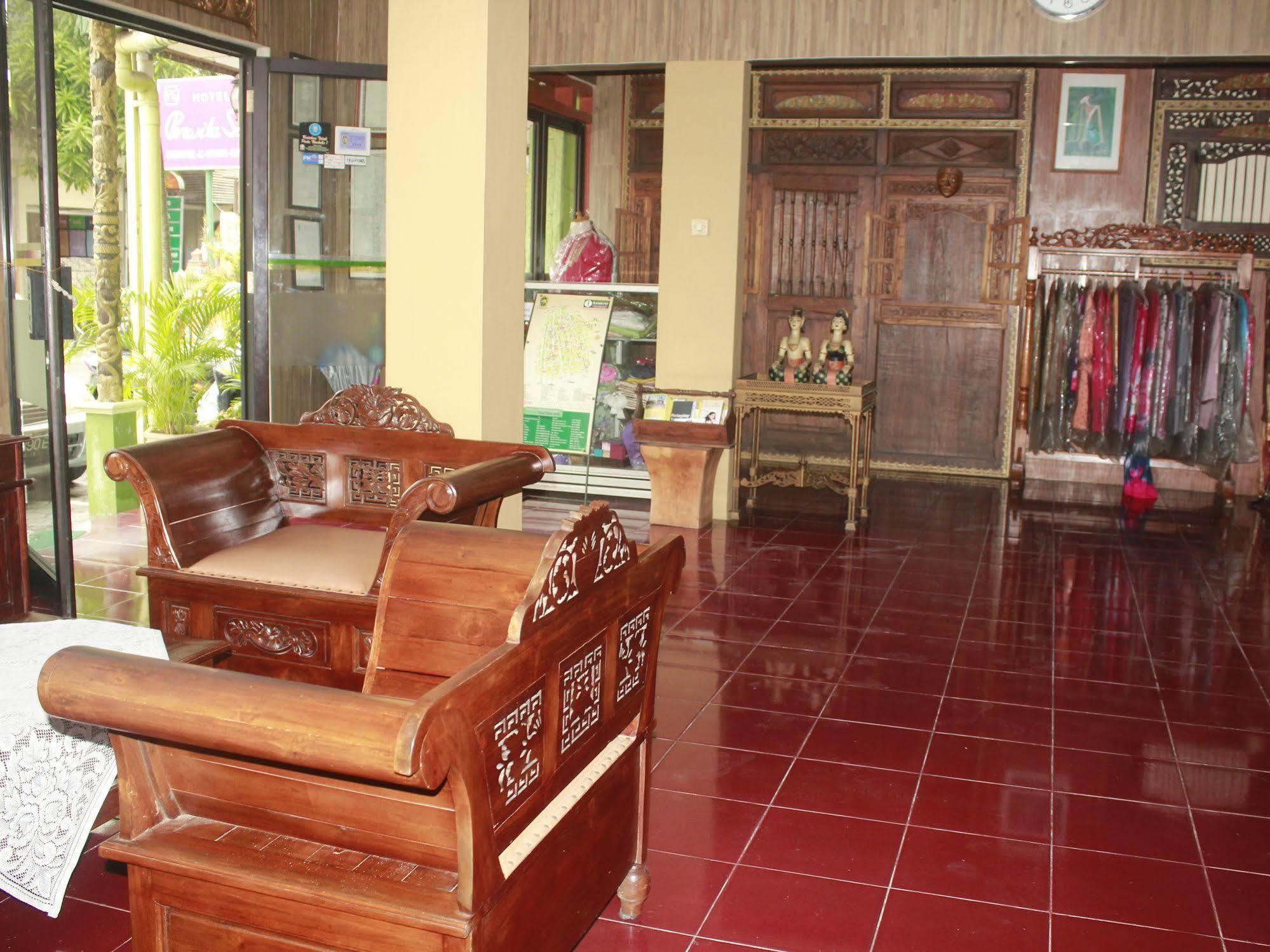 OYO 585 Hotel Perwita Sari Yogyakarta Buitenkant foto