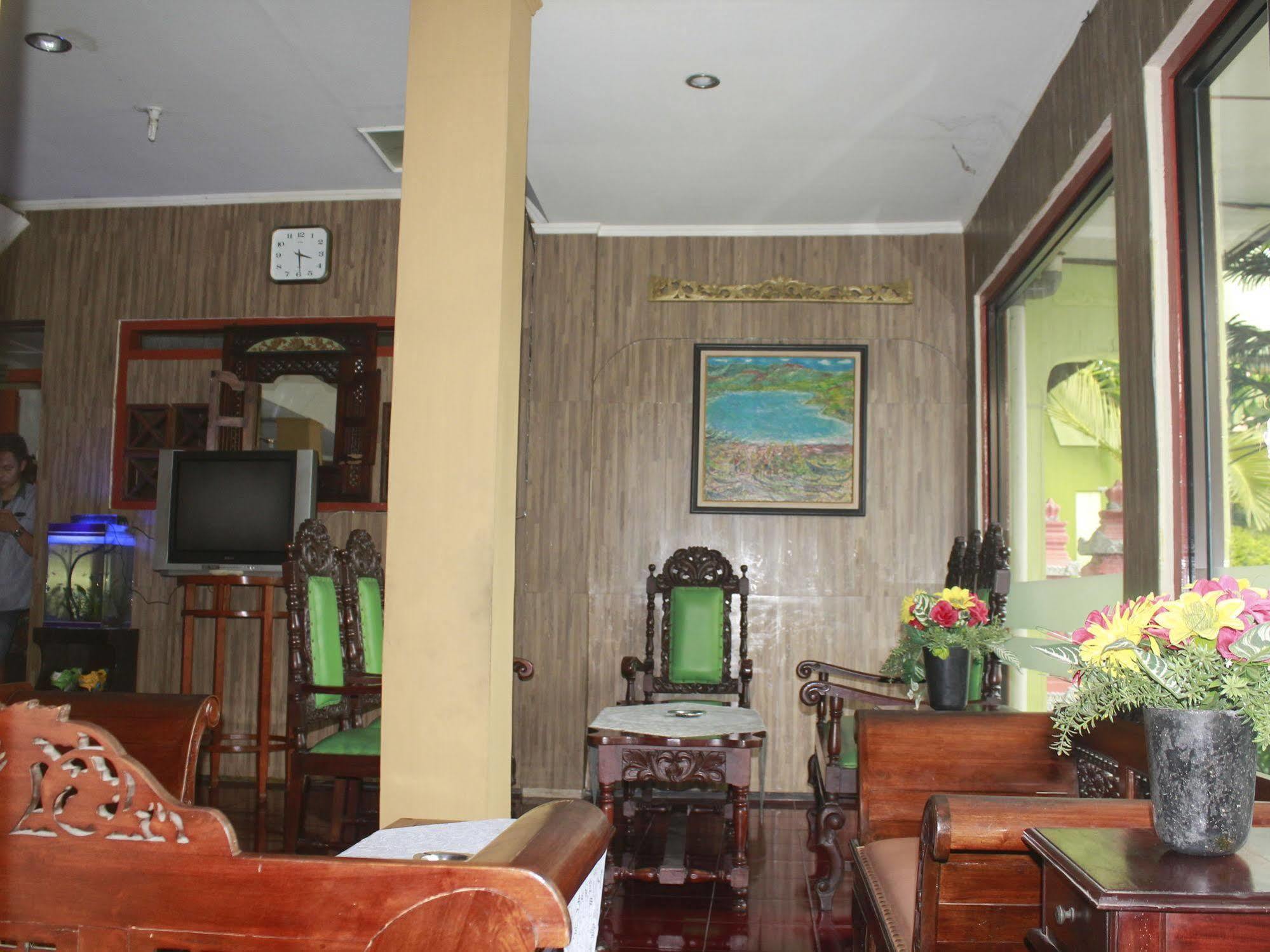 OYO 585 Hotel Perwita Sari Yogyakarta Buitenkant foto